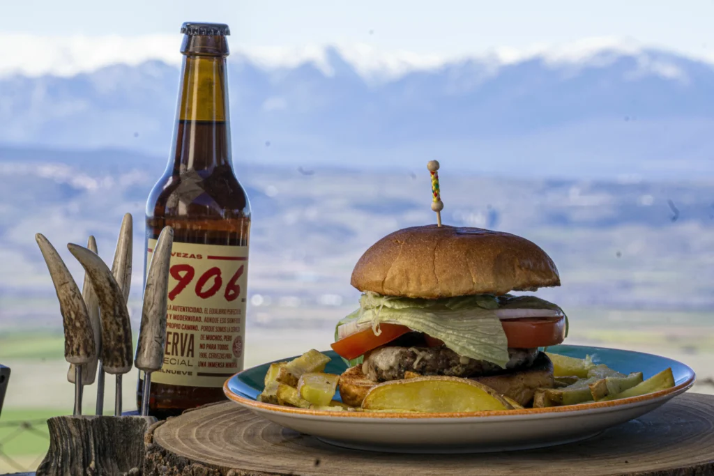 Hamburguesa de doble carne con cerveza 1906 y vistas a las sierras de Madrid en el Asador argentino el mirador