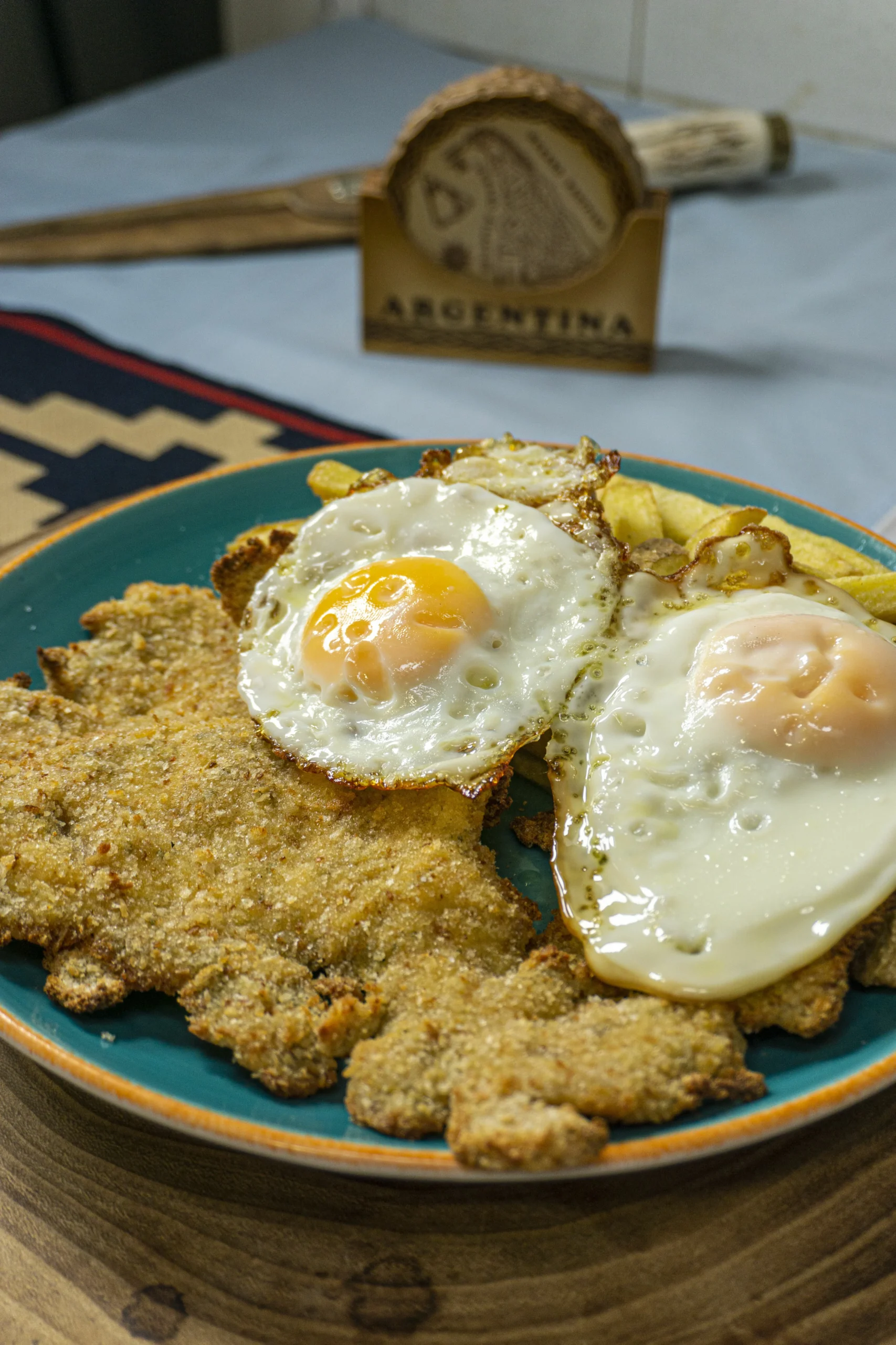 Milanesa de ternera con huevo frito estilo argentino de el Asador argentino el mirador